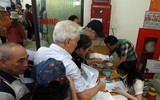 Người dân Hà Nội hào hứng đi làm thẻ xe buýt miễn phí